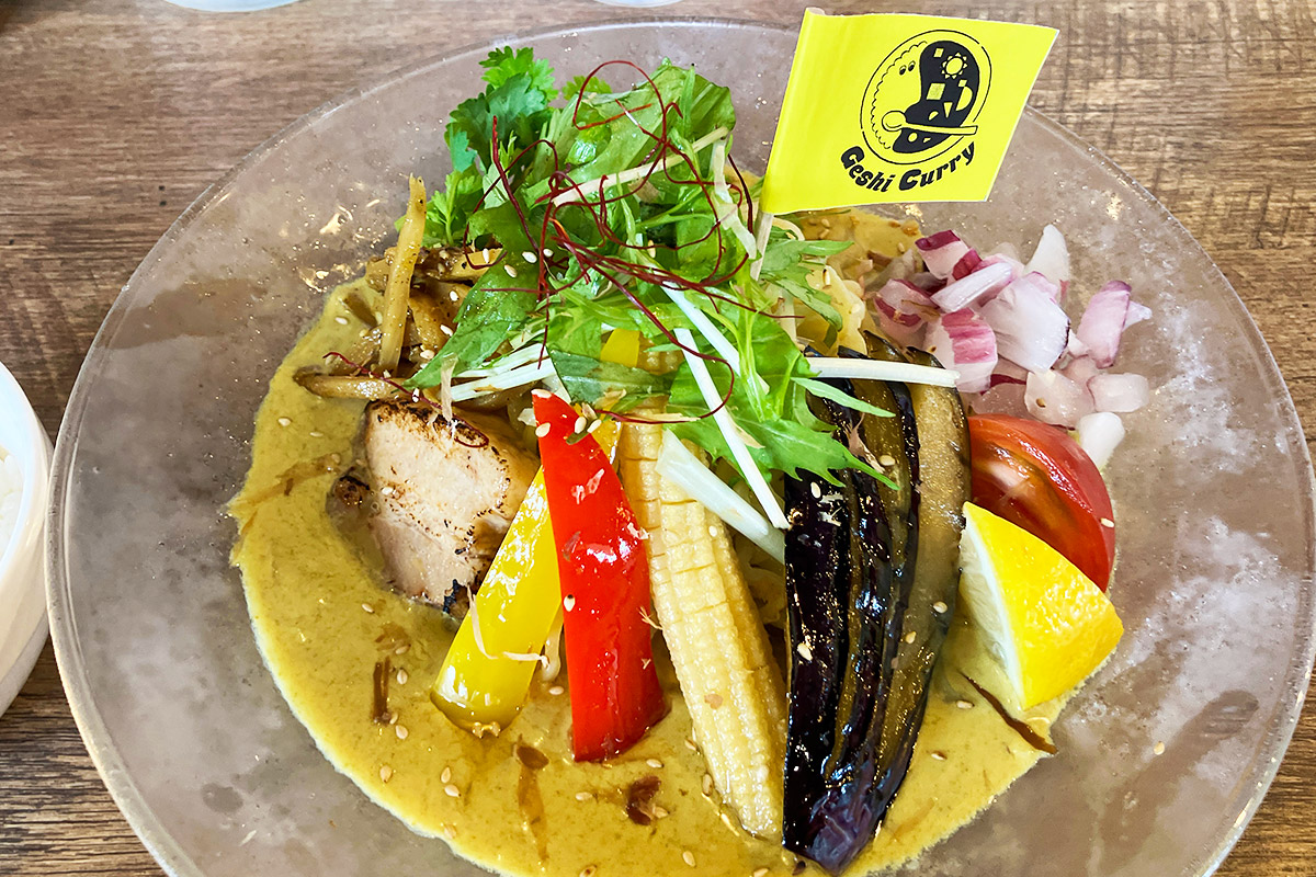 7月6日は夏至ラストデーだけに、とりあえず夏至カレー旗(大)を立ててみた