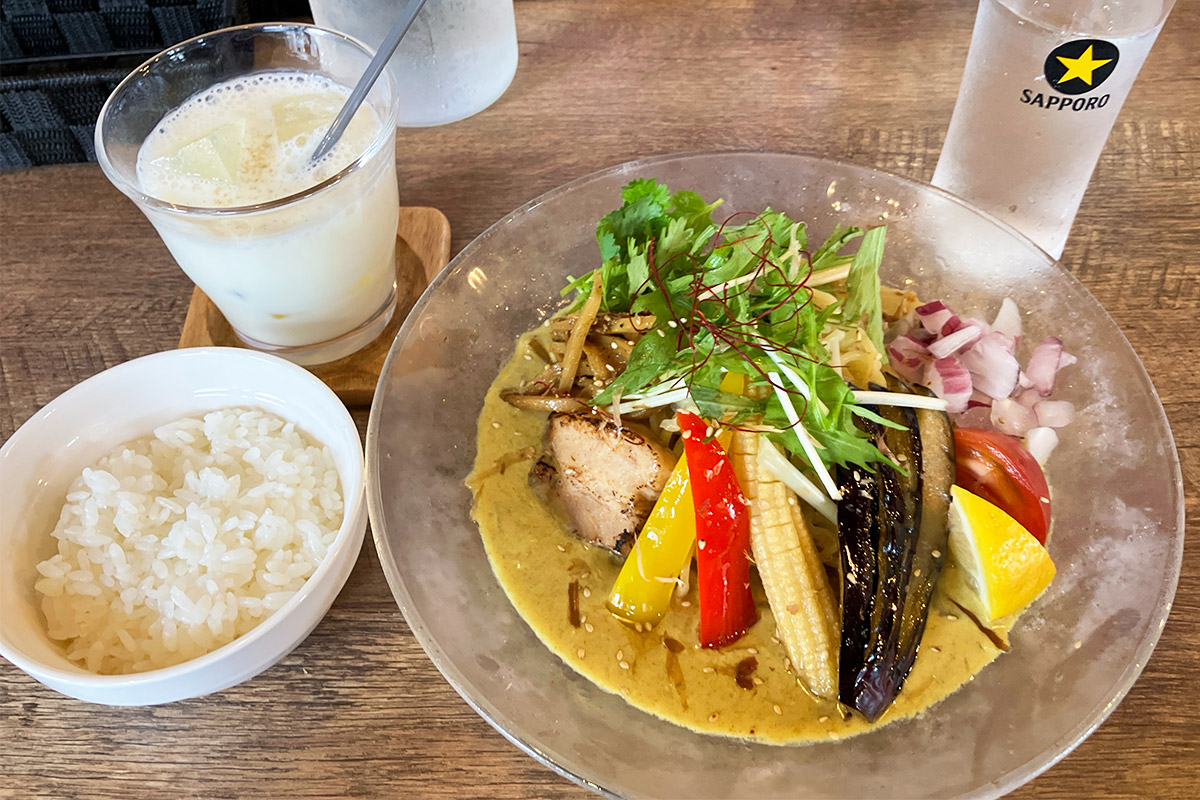 「冷製グリーンカレーSOBA」ご飯セット 1480円(税込)と、平日ランチタイムサービスの「ラッシー」