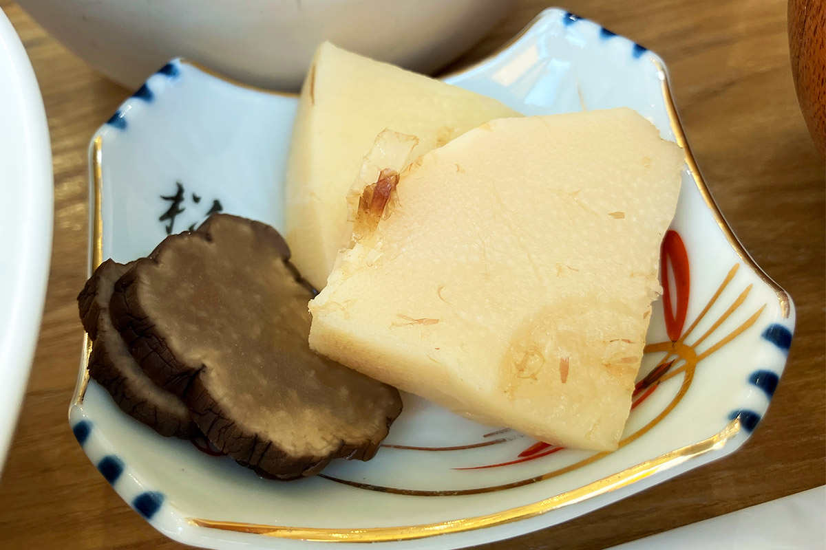 小鉢はタケノコの煮物といぶりがっこ