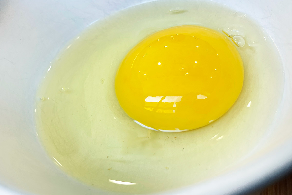 何も考えずに卵を割ってみたら、めっちゃ黄色でびっくり
