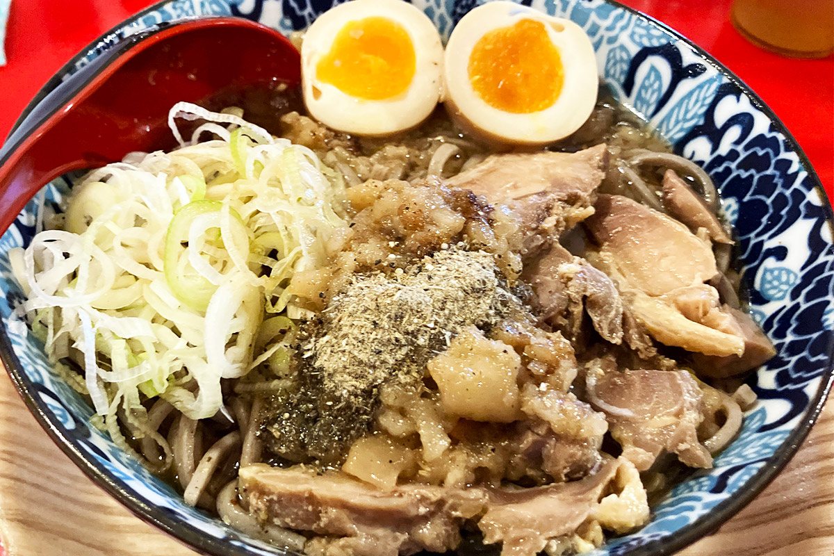 鶏ッキーの「冷やし親鶏お蕎麦 背脂煮干し(大盛)」1000円(税込)