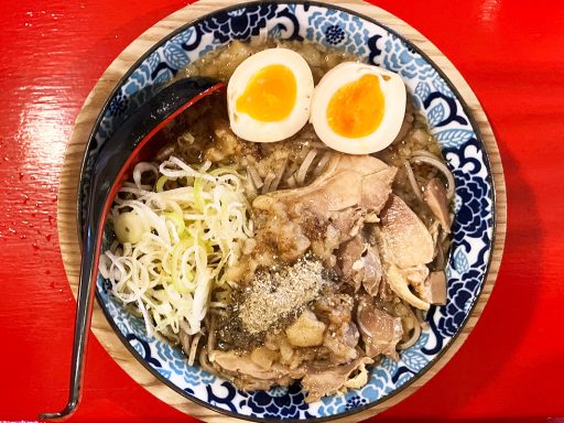 鶏ッキーの「冷やし親鶏お蕎麦 背脂煮干し」
