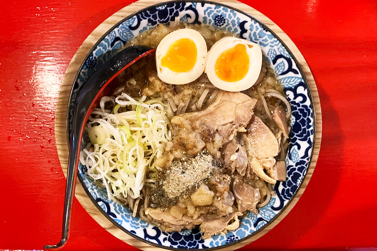 鶏ッキーの「冷やし親鶏お蕎麦 背脂煮干し」