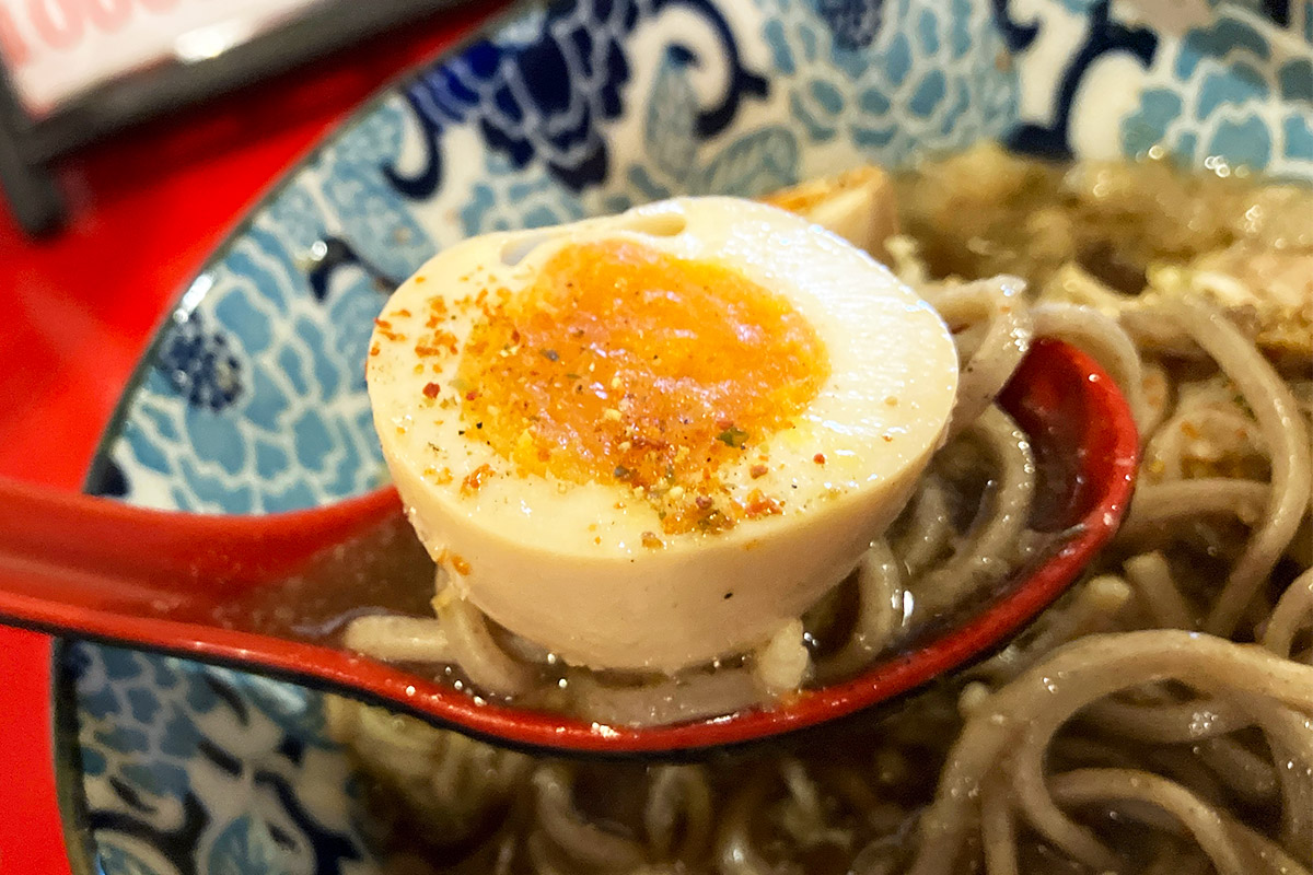 全てのお蕎麦に味玉が入っているのもポイント