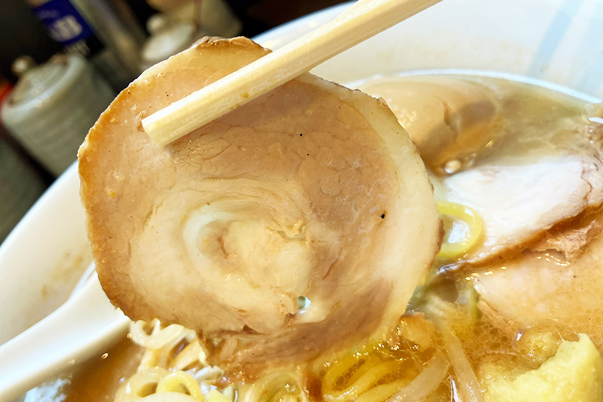 チャーシューは豚バラで脂が甘い!