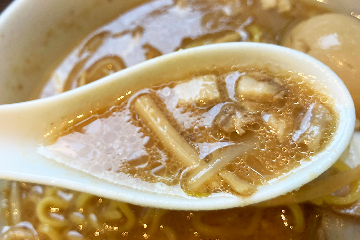 スープにはいろいろな具材が浮かぶ