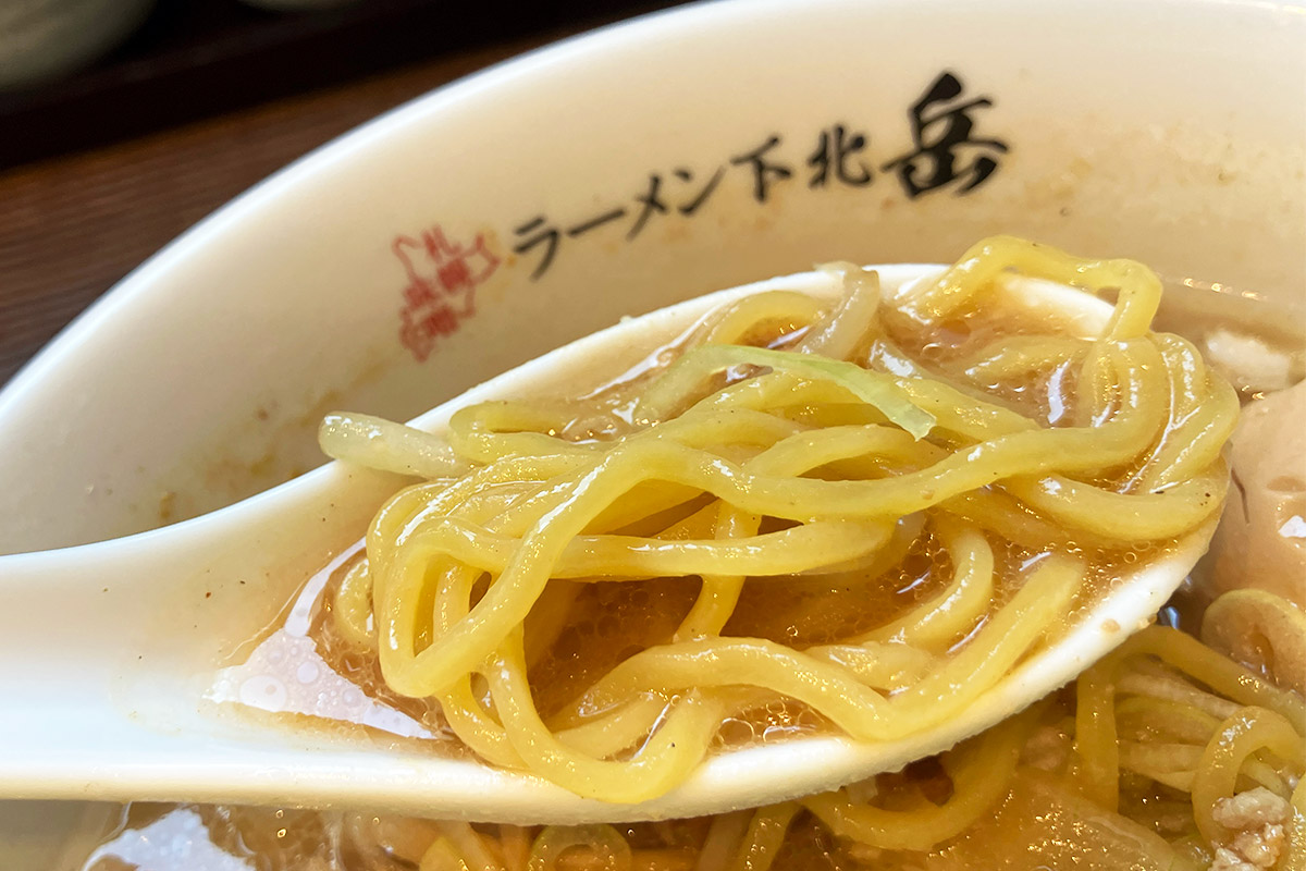 思わず麺とスープを共に味わいたくなる、そんな味噌ラーメンです