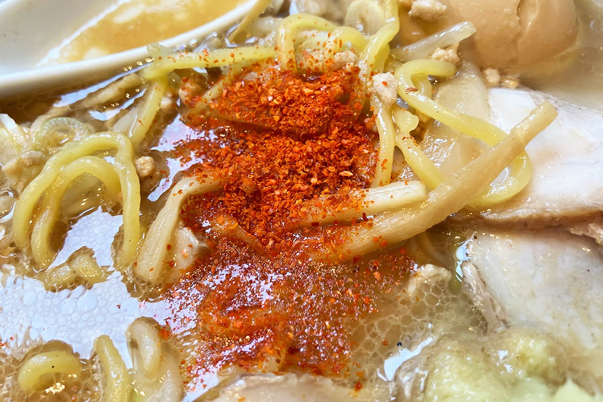 そして、味噌ラーメンには一味唐辛子も合います