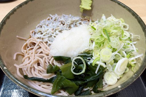 箱根そば「しらすおろしそば」500円、「ネギトッピング」30円