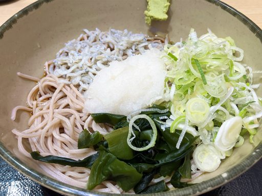 箱根そば「しらすおろしそば」500円、「ネギトッピング」30円