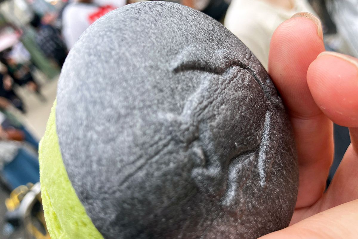 抹茶のもなかは竹炭が練り込まれていて黒い!ところで、この柄は何だろう?