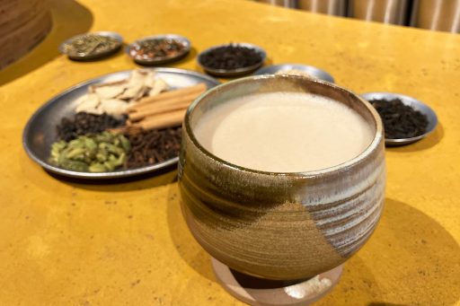 日本茶とスパイスにフォーカス、カフェバー『OCHER』オープン
