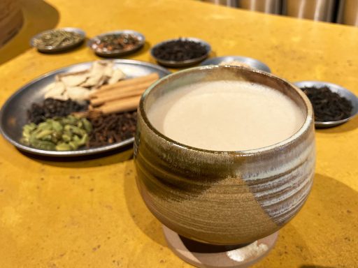 日本茶とスパイスにフォーカス、カフェバー『OCHER』オープン