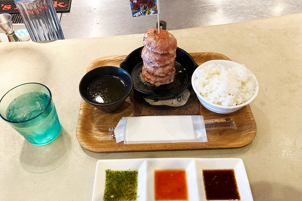 カブトシモキタ「4段ハンバーグ」1000円(税抜、8月末まで限定価格k)、ランチタイムなのでライスとスープ付き