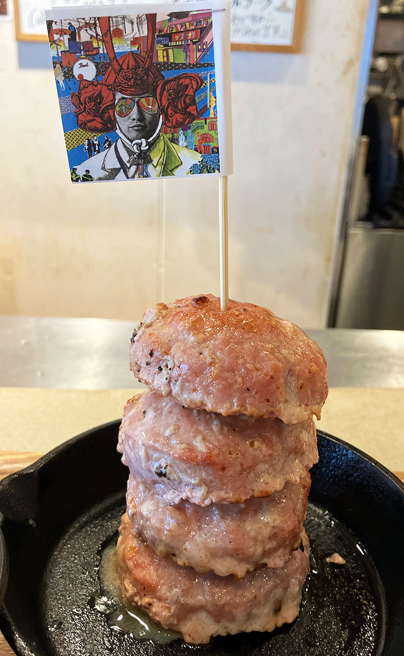 そして、「4段ハンバーグ」の登場です、なぜ積み重ねるのかはわからない