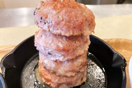 カブトシモキタ「4段ハンバーグ」1000円（税抜、8月末まで限定価格k）、ランチタイムなのでライスとスープ付き