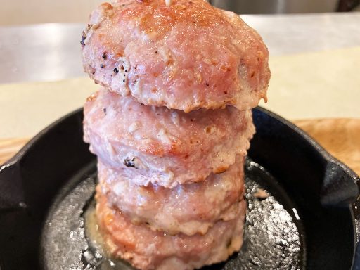 カブトシモキタ「4段ハンバーグ」1000円（税抜、8月末まで限定価格k）、ランチタイムなのでライスとスープ付き