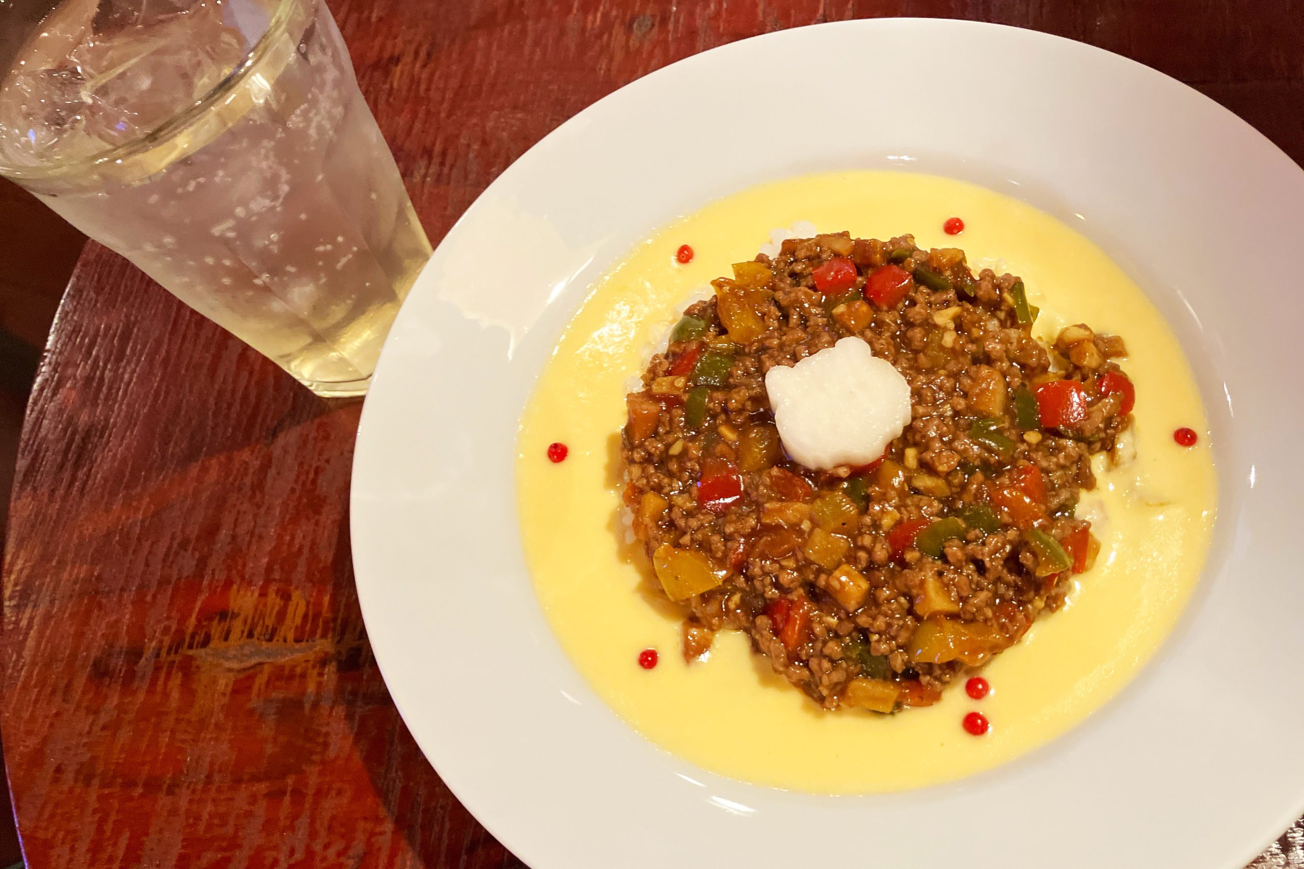 「チェダチーズキーマカレー(白虎ブレンド)」と「ネモネードサワー」