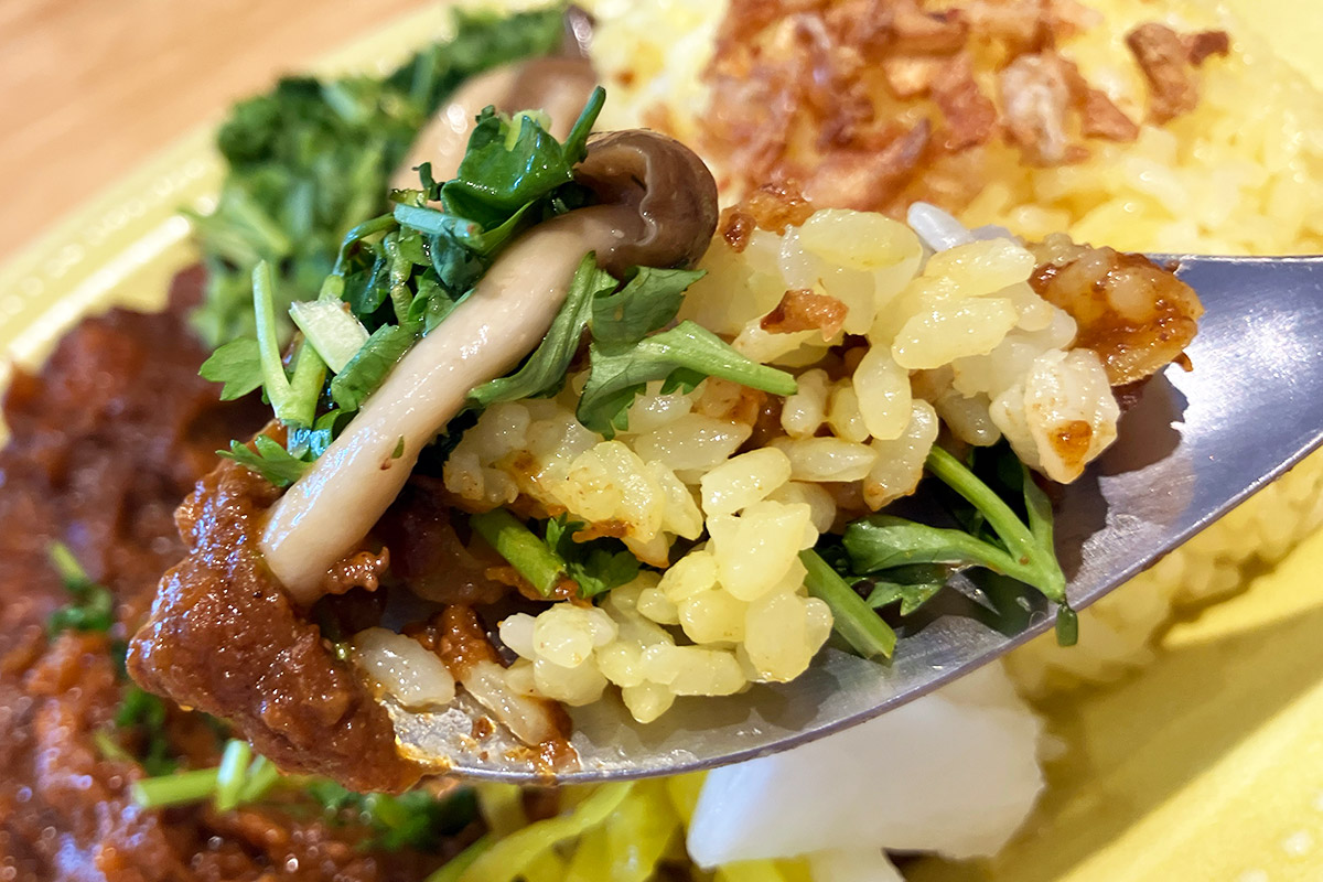 もちろんシメジやパクチーと共に味わっても美味しい
