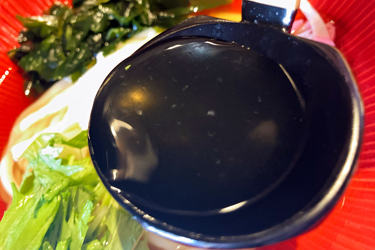 サイズ感に驚いていますが、まずは出汁を味わいましょう