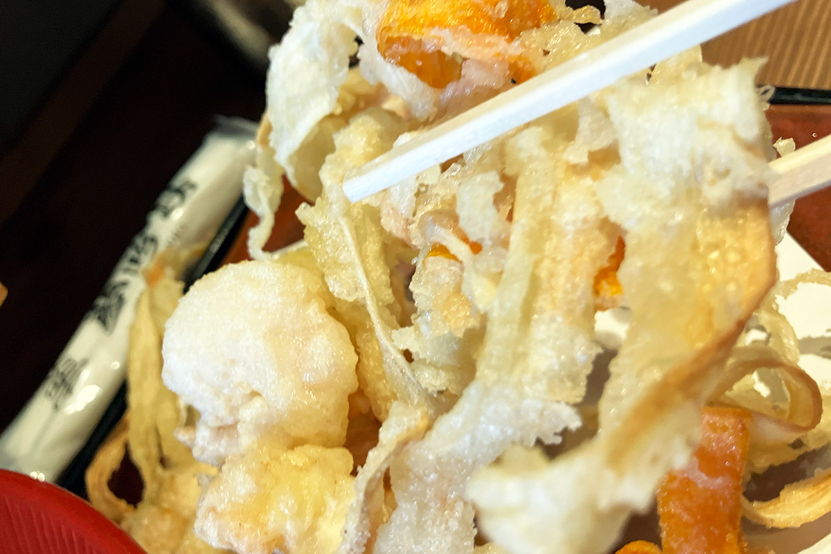 続いてかき揚げも味わいます