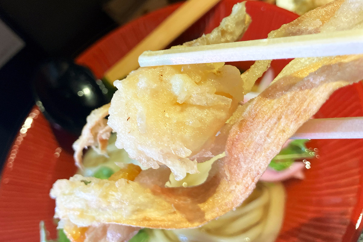 海老の旨味と、サクッとしたごぼうの食感、初体験ですねこれは