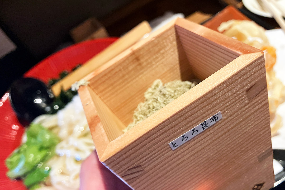 そして卓上にあるとろろ昆布を入れてみます