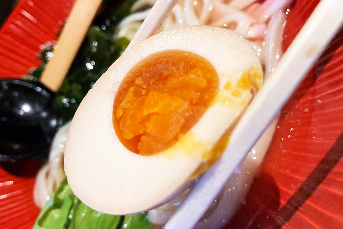 無料でサービスされた味玉、おうどんにも合いますね