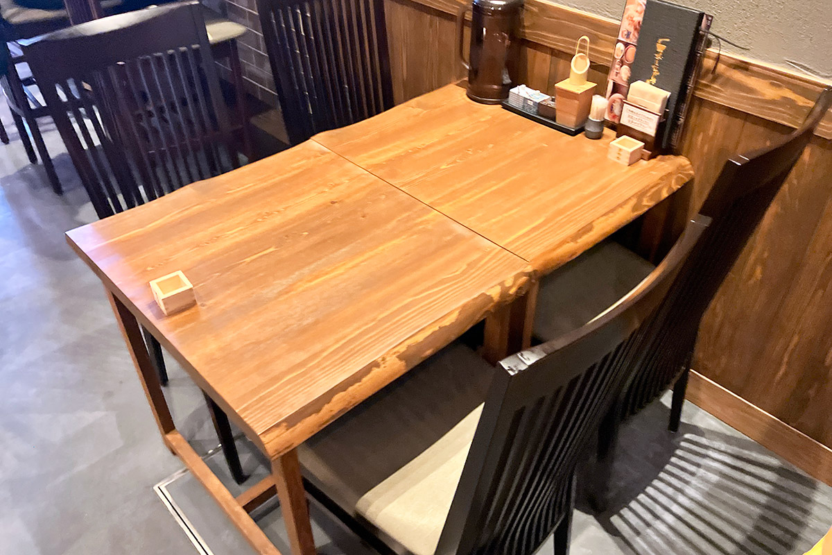 店内奥の4人掛けテーブル席、グループでも大丈夫です