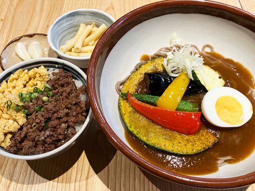 下北沢みるくの「夏野菜の冷しカレーそば」1300円（税込）