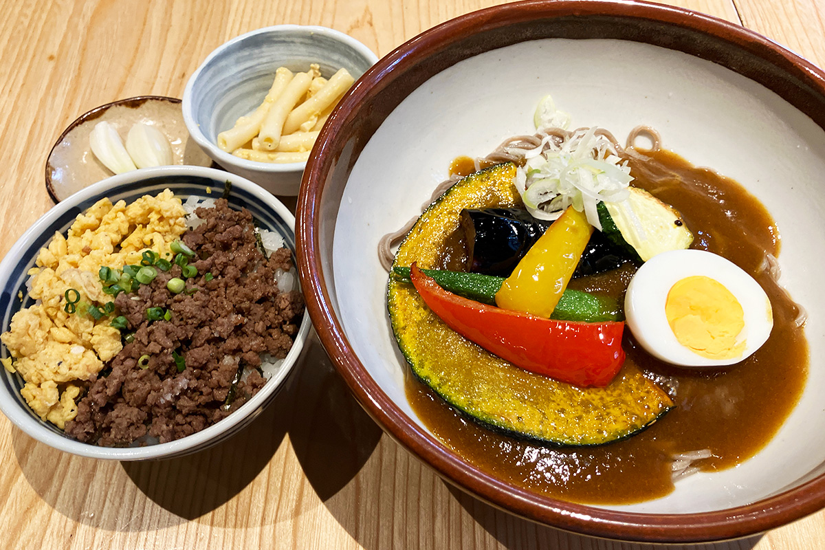 下北沢みるくの「夏野菜の冷しカレーそば」1300円（税込）