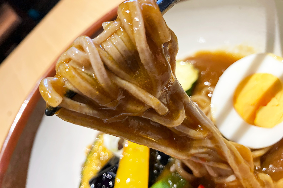 まずは冷しカレーそばから味わいましょう