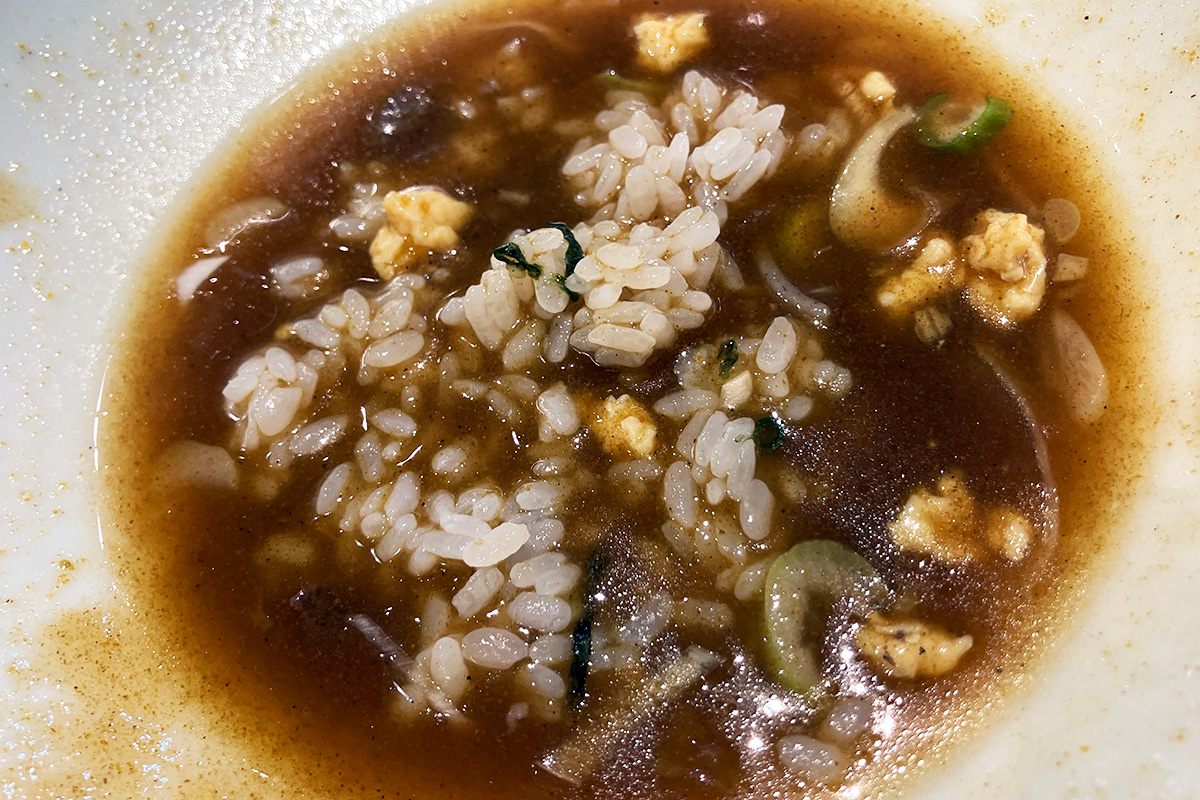 カレーが余ったので、最後は2色丼を投入、めっちゃ満足感高いランチでした