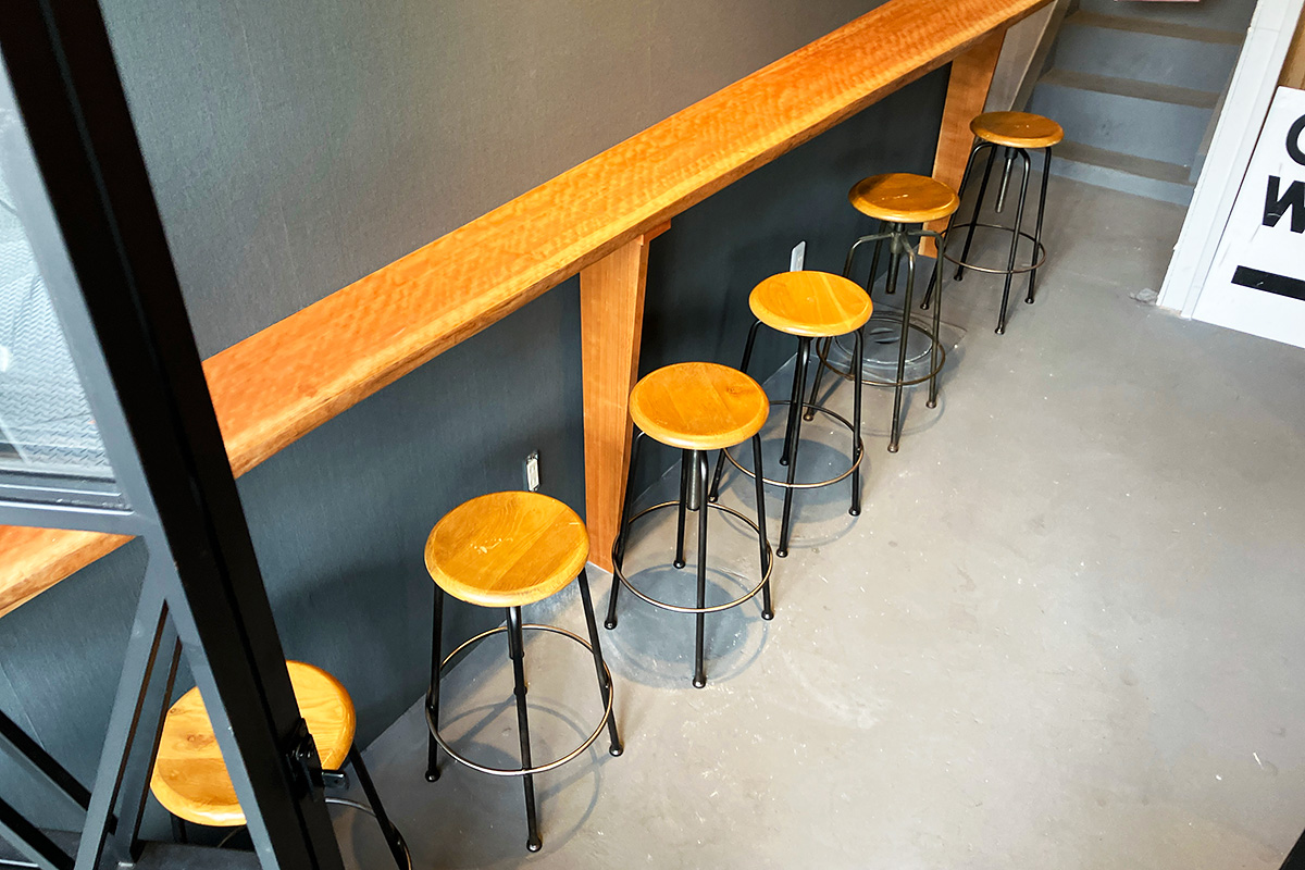 店内にもカウンター席がありますが
