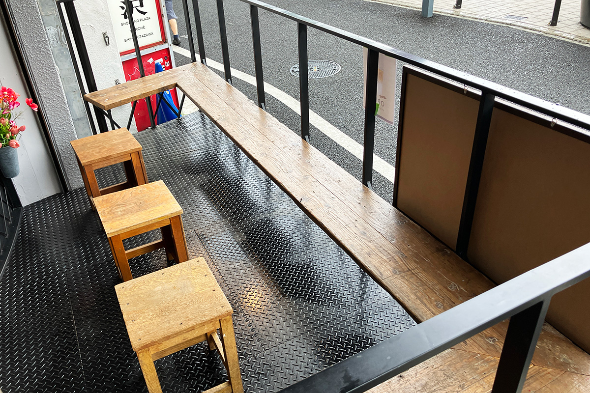 断然オススメなのは、こちらの駅前広場が一望できるテラス席ですね