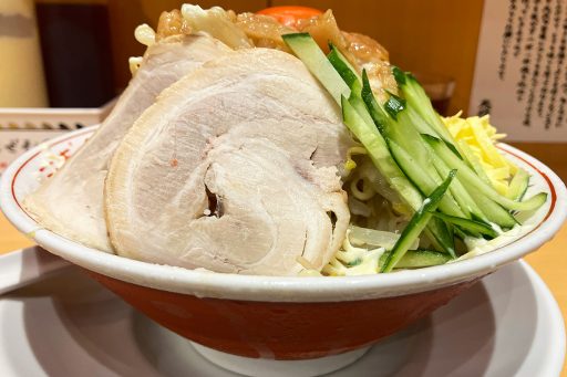 背脂ラーメン チャッチャ亭 下北沢店の「ザ・背脂冷やし中華」1000円（税込）