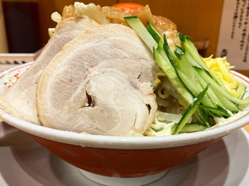 背脂ラーメン チャッチャ亭 下北沢店の「ザ・背脂冷やし中華」1000円（税込）