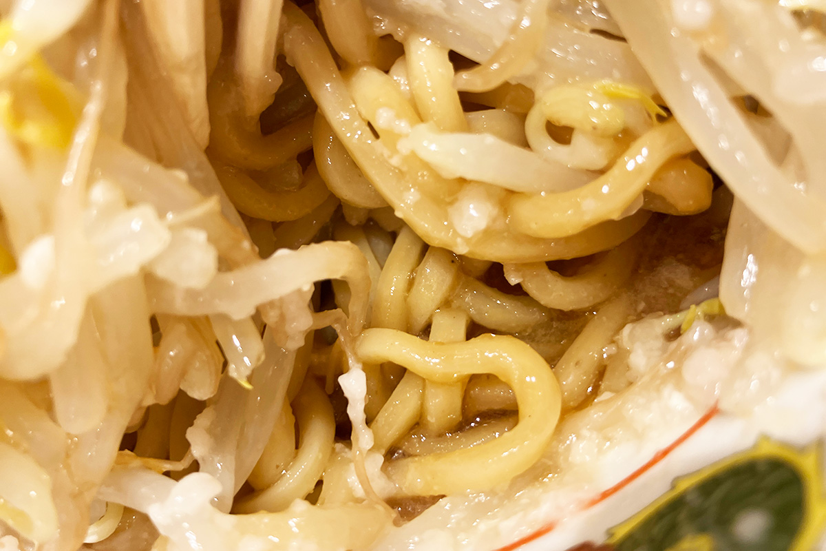 モヤシを掘り進めると、やっと麺が現れる、、、