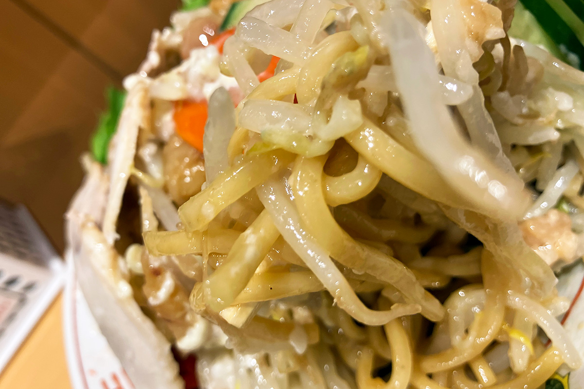 麺を引き上げようとしても、もやしが、、、