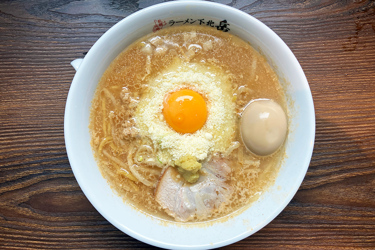 札幌味噌ラーメン 下北 岳のムーンアートナイト下北沢2026コラボ「月夜のチーズ味噌ラーメン」1190円（税込）