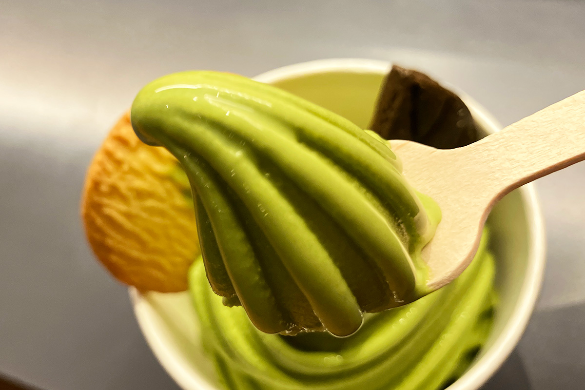 まずは抹茶ソフトから味わいます
