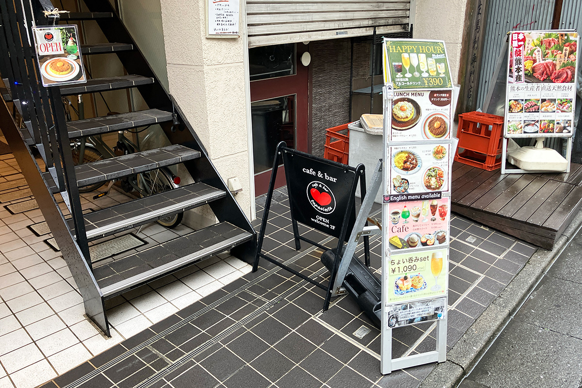 西口から徒歩30秒の場所にある『タパシエスタ』