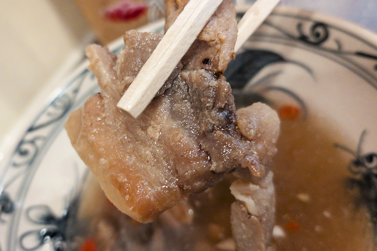 ブンは豚肉が入ったつけ汁につけて味わいます