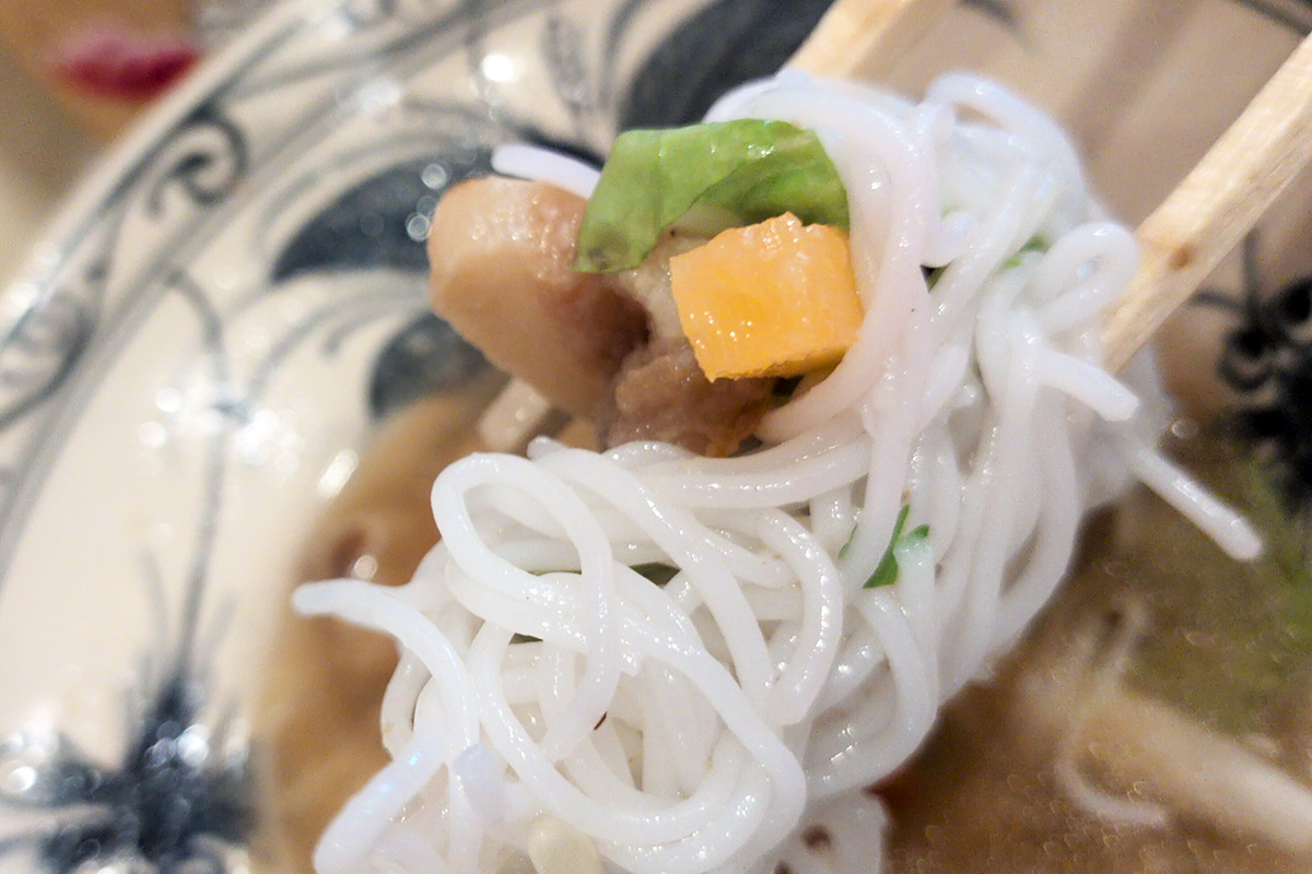 もりもり野菜の下にニンジンと大根の酢漬けがあったので、それも一緒に味わいます