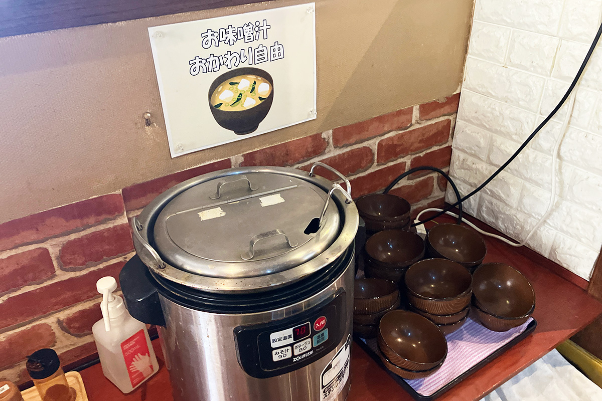 お味噌汁はセルフでおかわり自由