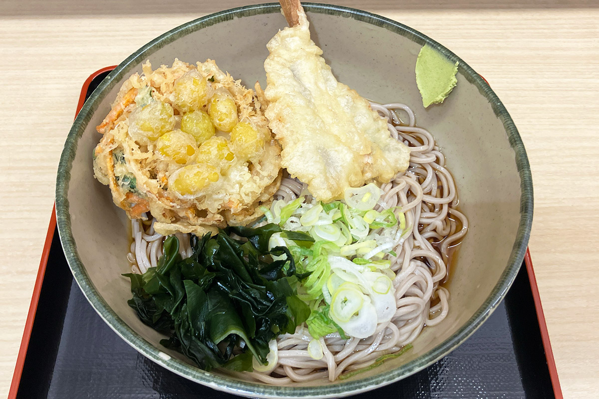 箱根そば「銀杏のミニかき揚げ天とホウボウ天」680円（税込）