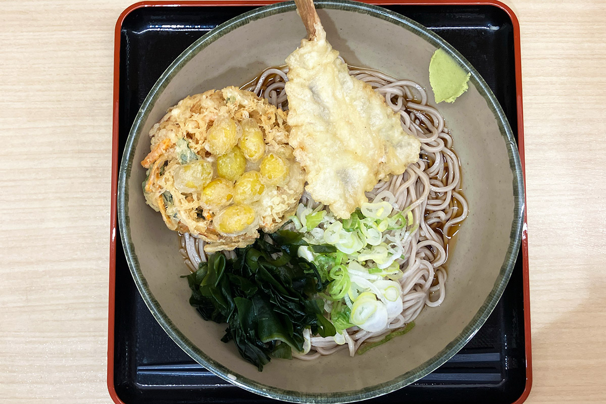 箱根そば「銀杏のミニかき揚げ天とホウボウ天」680円（税込）