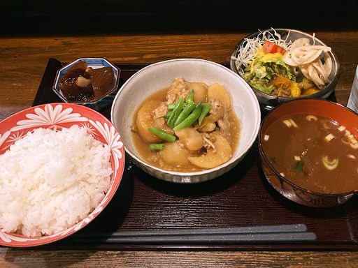 痕跡「本日のおすすめ定食（肉じゃが、ごはん大盛り）」1200円（税込）