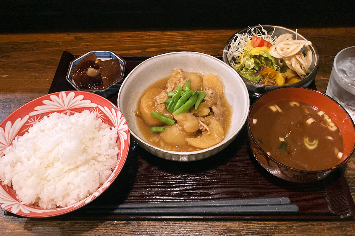 痕跡「本日のおすすめ定食（肉じゃが、ごはん大盛り）」1200円（税込）