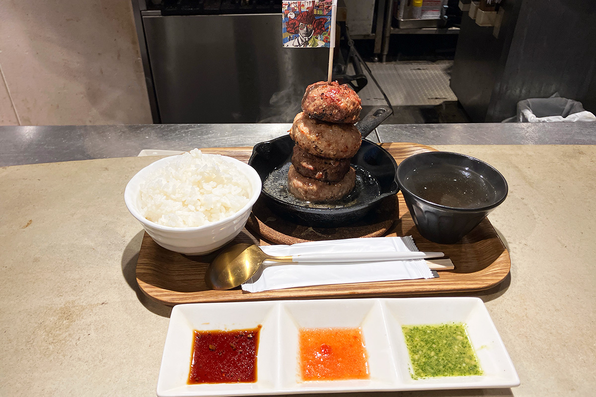 カブトシモキタ「4段ハンバーグ(豚・和牛)」1650円(税別)